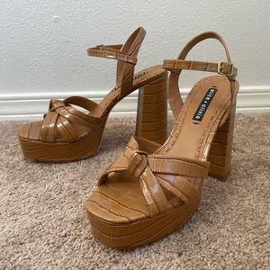 Alice + Olivia Verne Platform sandal in croc embossed tan, size 39